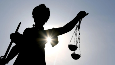 Die Geschäftsführer einer Bauträgergesellschaft müssen nach einem gescheiterten Hotelprojekt an zahlreiche Investoren Geld zurückzahlen, wie das Landgericht Augsburg entschieden hat. (Symbolbild) (Foto: Arne Dedert/dpa)