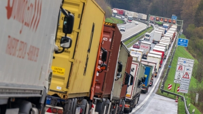 Durch die Blockabfertigungen staute sich der Verkehr in Richtung Österreich. (Archivbild) (Foto: Peter Kneffel/dpa)