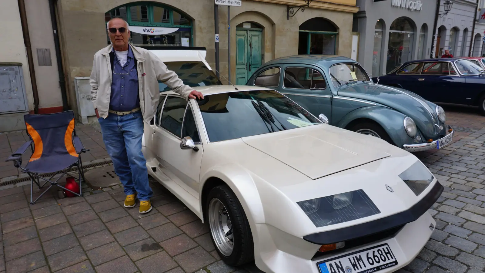 Willi Meyer ist stolz auf seinen Renault A-310, Baujahr 1978. Das Auto wiegt nur 960 Kilo, weil es aus GfK, einem glasfaserverstärkten Kunststoff ist. (Foto: Andrea Walke)