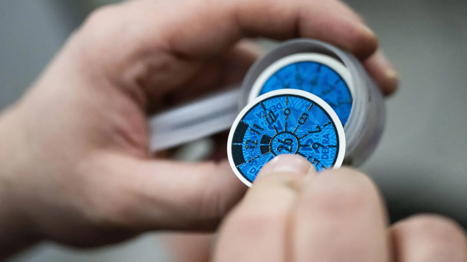 Nach der Hauptuntersuchung gibt es künftig nicht mehr nur die Plakette und den Prüfbericht auf Papier. (Archivbild) (Foto: Marijan Murat/dpa/dpa-tmn)