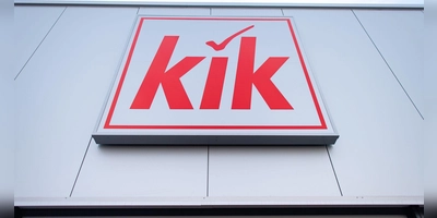 Kik schließt deutschlandweit 25 Filialen. Auch in Westmittelfranken betreibt der Textildiscounter mehrere Standorte. (Symbolbild: Guido Kirchner/dpa)