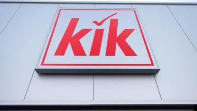 Kik schließt deutschlandweit 25 Filialen. Auch in Westmittelfranken betreibt der Textildiscounter einige Standorte. (Symbolbild: Guido Kirchner/dpa)