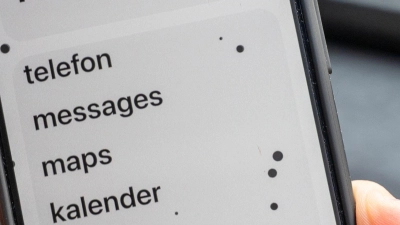 Punkte, die sich in den Kurven mitbewegen: Die praktischen Helfer gegen Reiseübelkeit gibt's für Apple- und Androidgeräte jetzt ab Werk. (Foto: Zacharie Scheurer/dpa-tmn)