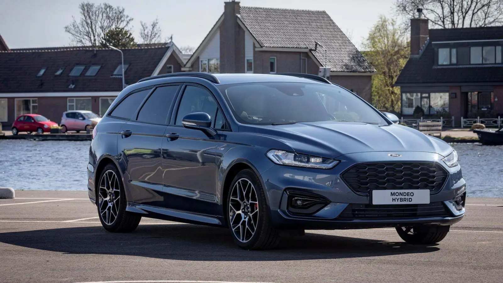 Schickes Gefährt von Ford: Beim Betrachten dieser Mondeo-Front kann man sich - ganz vage und ein kleines bisschen - auch an einen Aston Martin erinnert.  (Foto: Ford/dpa-tmn)