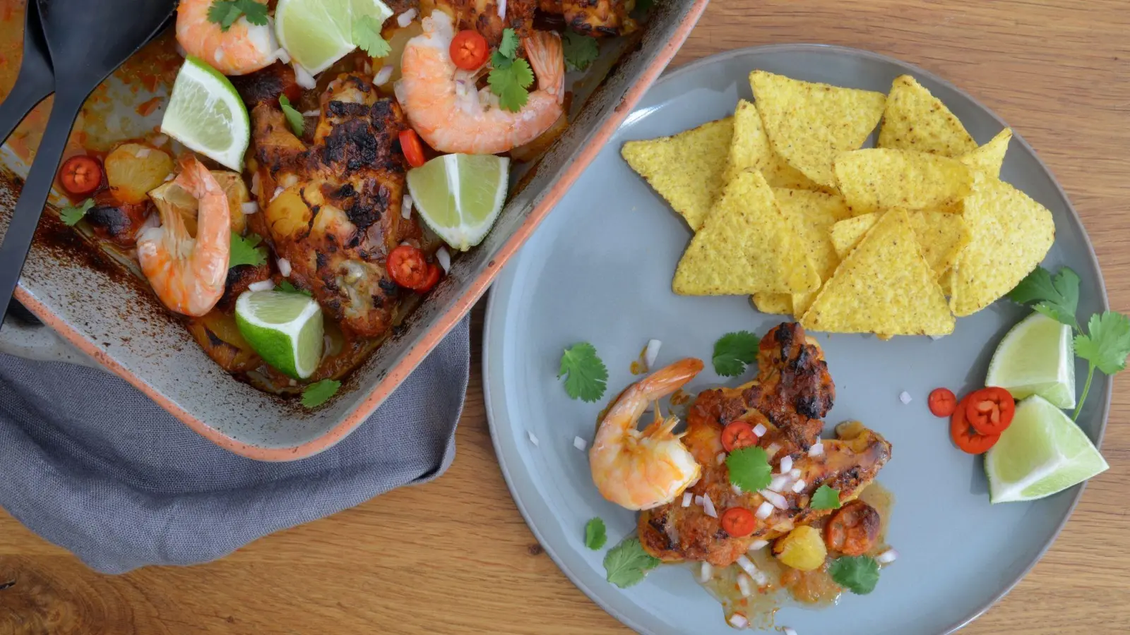 Bei dieser „Surf & Turf“-Variante aus Fleisch und Meeresfrüchten werden Chicken Wings und Garnelen kombiniert. (Foto: Julia Uehren/loeffelgenuss.de/dpa-tmn)