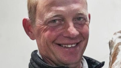 Ein Mann und sein Zebra? Nein: Es ist ein Pferd.  (Foto: Sven Kaeuler/dpa)