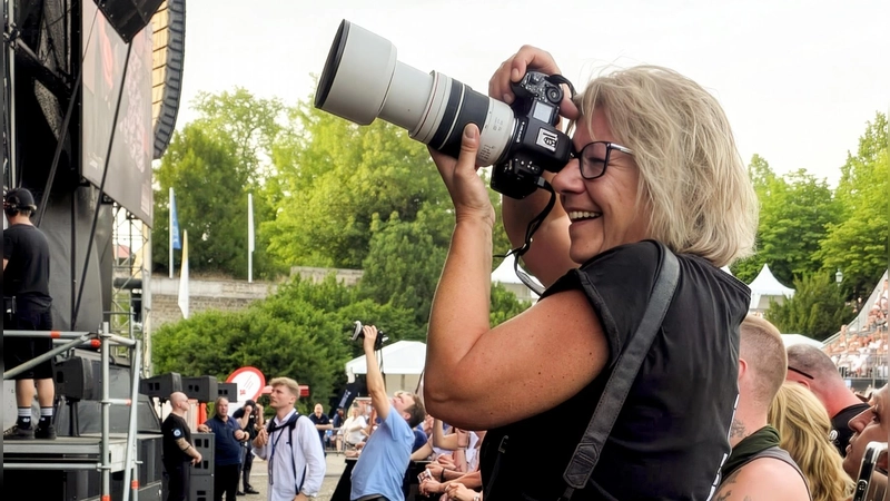 Fotografin Arlett Ströbel in Action beim Peter-Maffay-Konzert. (Foto: Katrin Rogowski)