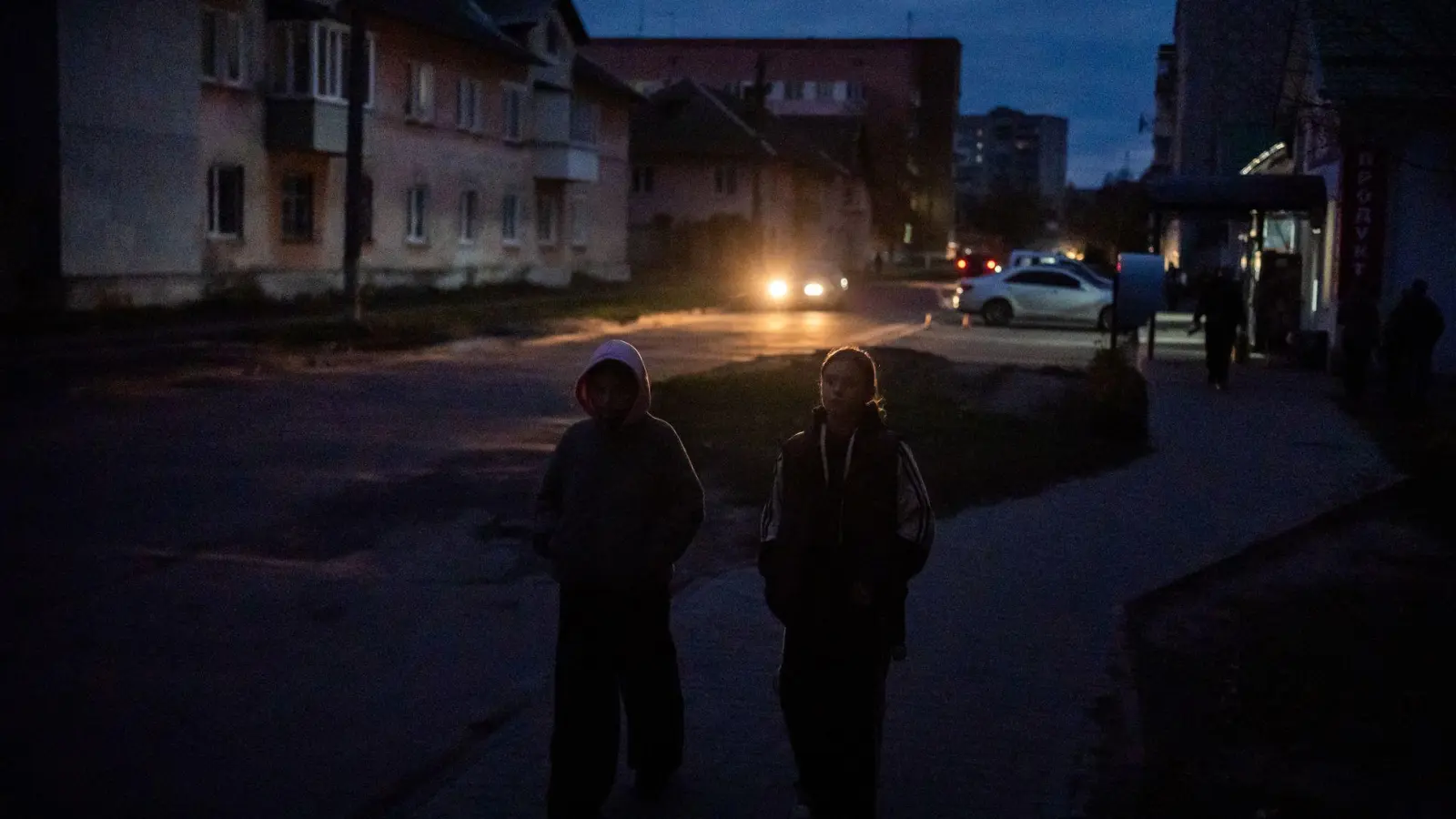 Russische Angriffe haben viele Städte der Ukraine ins Dunkel gestützt.  (Foto: Julia Demaree Nikhinson/AP/dpa)