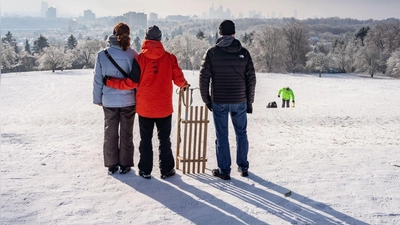 Beim ersten Schnee geht es für viele zum Rodelhang um die Ecke. (Foto: Frank Rumpenhorst/dpa/dpa-tmn)