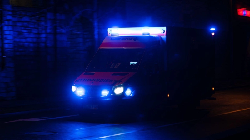 Das Verfahren um einen Notfallsanitäter aus dem Landkreis Ansbach muss neu aufgerollt werden. Angeklagt ist er wegen fahrlässiger Tötung. (Symbolbild: Nicolas Armer/dpa)