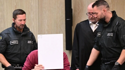 Der Angeklagte äußerte sich via seinem Verteidiger Uwe Kosmala zur Tat. (Foto: Bernd Weißbrod/dpa)