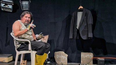 Levent Özdil in seinem Solostück „Erst wenn der Hahn kräht”. (Foto: Nicole Paskow)