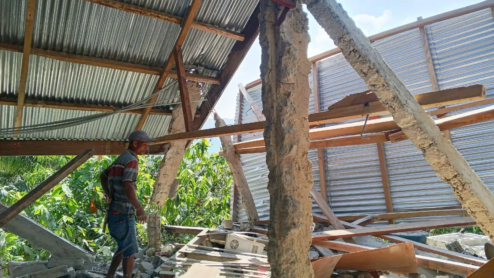 Ein schweres Erdbeben hat die indonesische Insel Flores erschüttert. (Foto: Kurniawan/AP/dpa)