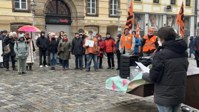 Organisiert bereits seit sechs Jahren Kundgebungen der Bewegung: Tobias Gaisser kritisierte am Freitag vor etwa 100 Demo-Teilnehmern die Klimapolitik der Union. (Foto: Florian Pöhlmann)