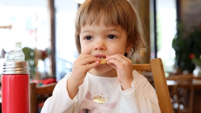 Was genau steckt drin? Bei Kinderkeksen sollten sich Eltern nicht von den vollmundigen Versprechen täuschen lassen, sondern auch die Zutatenliste checken.  (Foto: Bodo Marks/dpa-tmn)