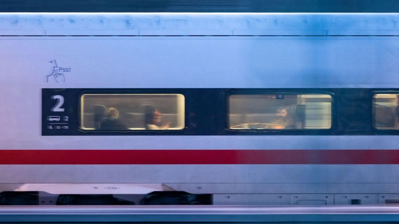 Ein Unbekannter nutzt einen ICE, um ein Paket zu verschicken - und löst damit einen Polizeieinsatz aus. (Foto: Marijan Murat/dpa)