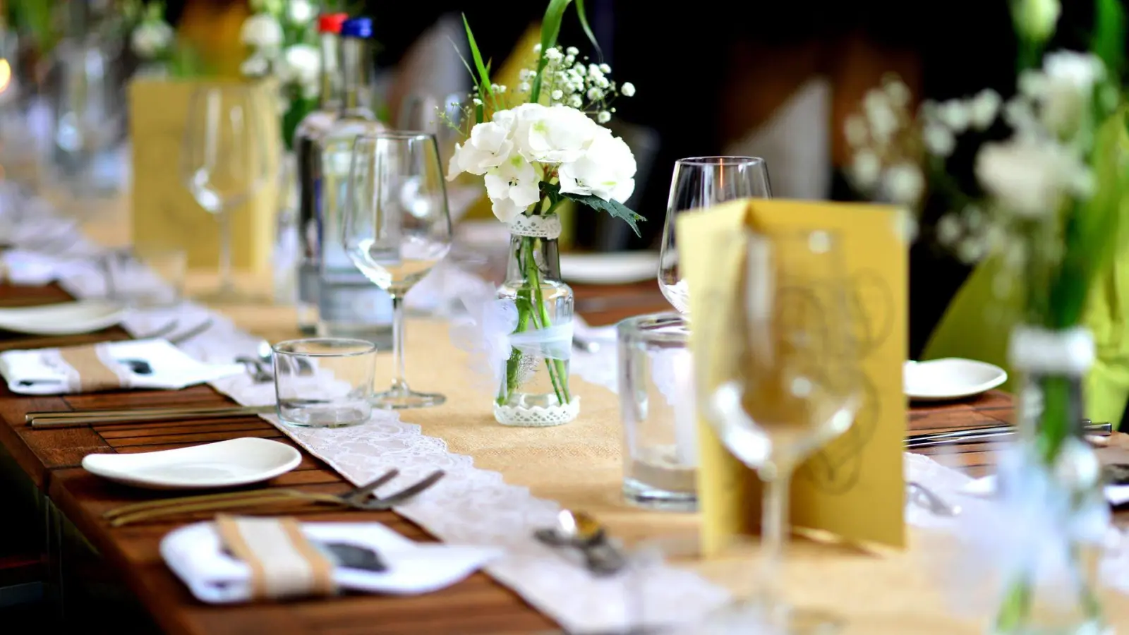 Sind der oder die Ex und der alte Freundeskreis bei der Hochzeit dabei, sollte das bei der Planung der Sitzordnung einfühlsam berücksichtigt werden.  (Foto: Hauke-Christian Dittrich/dpa/dpa-tmn)