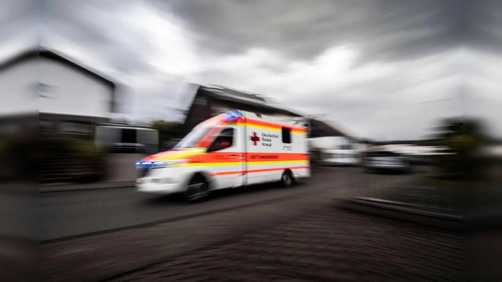 Eine Radfahrerin stirbt bei einem Unfall in Erlangen. (Symbolbild) (Foto: Boris Roessler/dpa)