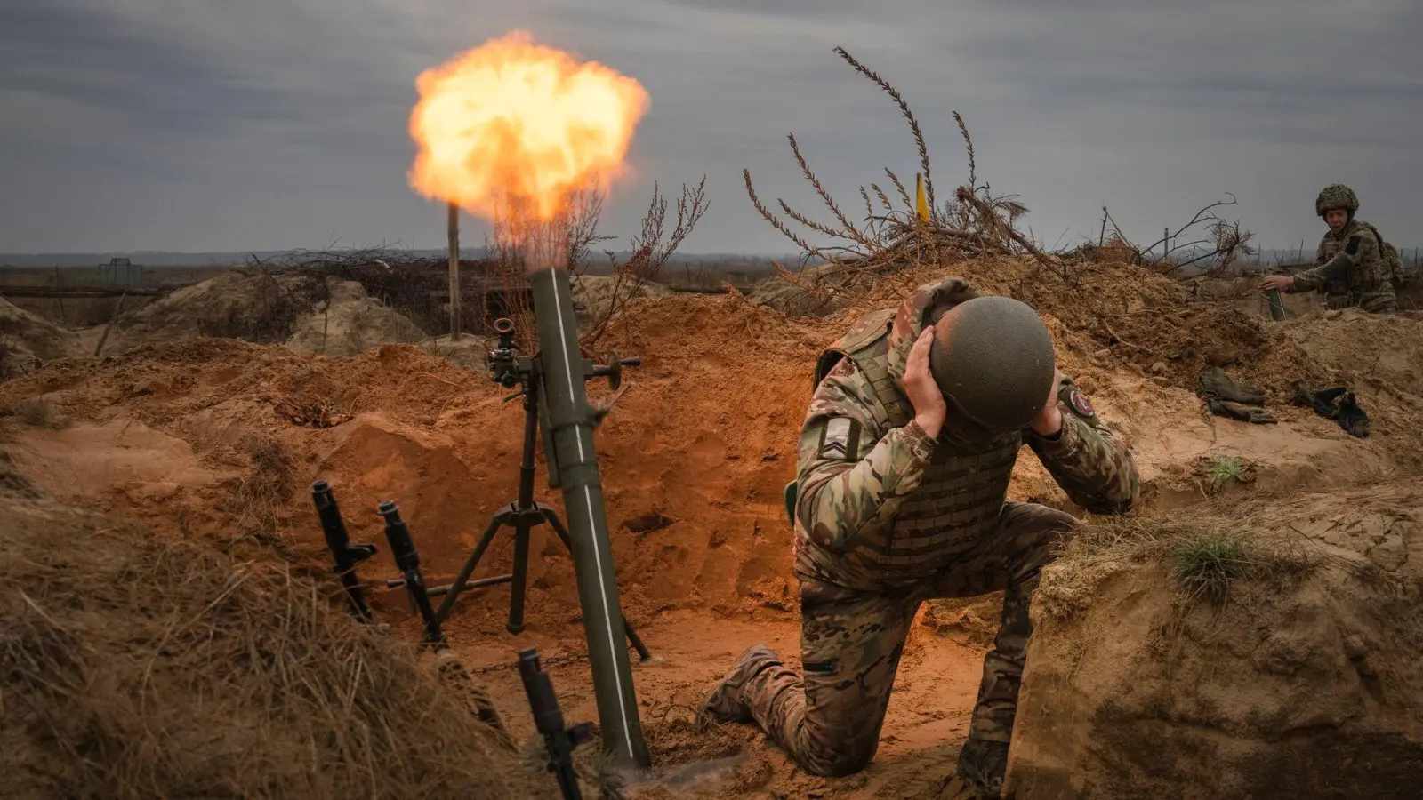 Soldaten der 1. Brigade der ukrainischen Nationalgarde Bureviy (Hurricane) üben während einer Gefechtsausbildung auf einem Truppenübungsplatz im Norden der Ukraine. (Foto: Efrem Lukatsky/AP)