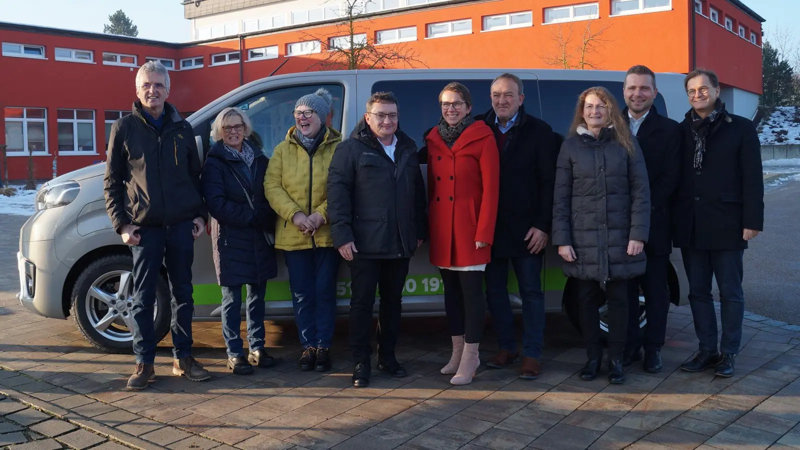 Freuen sich über das Auto (von links): Walter Weigand (Vorsitzender Diakonieverein Neuhof), Lydia Stoll (stellvertretende Bürgermeisterin Neuhof), Marlies Heinlein (Strickmädels), Bürgermeister Werner Wirth (Vorstand Diakonieverein Trautskirchen), Nadine Paulus und Erich Wust (Bürgerwindenergie Neuhof und RegioGrünStrom), Yvonne Rube (stellvertretende Kuratoriumsvorsitzende der Genossenschaftsstiftung), Marc Thal (Regionaldirektor VR-Bank Metropolregion Nürnberg) und Klaus Gimperlein (Vorsitzender Genossenschaftsstiftung). (Foto: Nicole Gunkel)