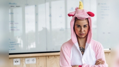 Kollegin Einhorn, bitte übernehmen Sie! Der Chef darf bei berechtigtem Interesse ein Kostüm anordnen. (Foto: Richárd Bellevue/Westend61/dpa-tmn)