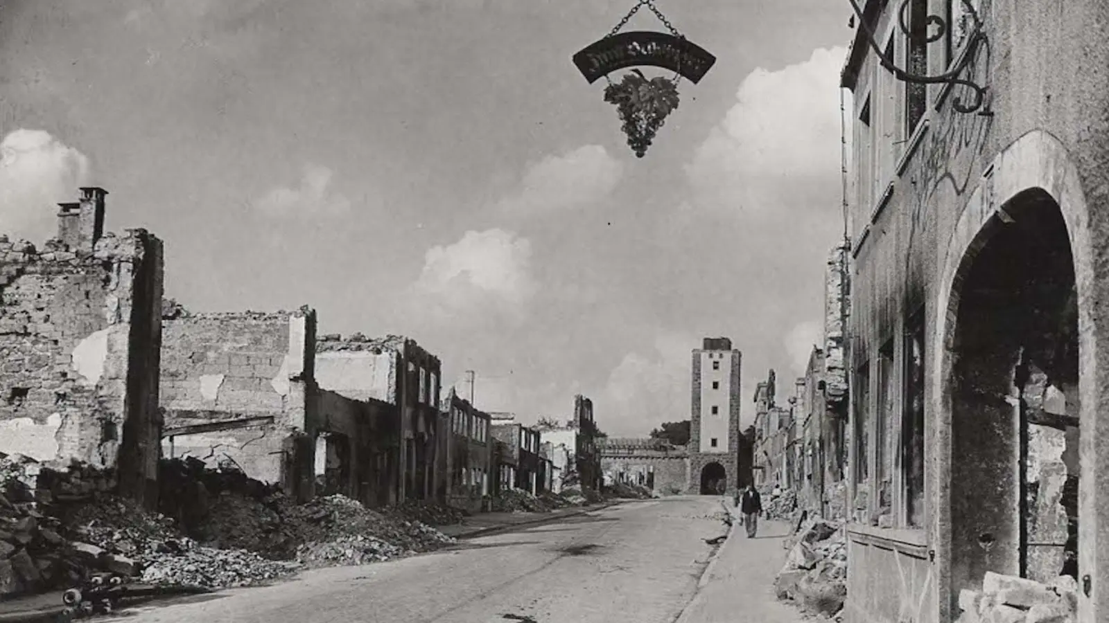Von Weigenheim, Reusch und Geckenheim liegt der Redaktion kein Foto vom Kriegsende vor. Hier ist die schwer getroffene Reichsstadt Rothenburg zu sehen, in der sich schon am 31. März der Schutt türmte. (Archivfoto: privat)
