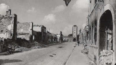 Nach dem Luftangriff am 31. März 1945 waren große Teile der Stadt zerstört. Abgebildet ist auf diesem Foto die Galgengasse mit Blick auf das Galgentor. (Archivbild: privat)