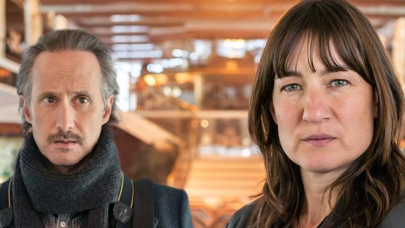 Ferdinand Zankl (l, Michael Ostrowski) und Frederike Bader (Marie Leuenberger) an Bord des verlassenen Ausflugsschiffes.  (Foto: Daniel Rübesam/ARD/dpa)