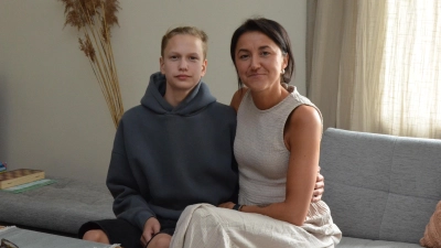 Die Estin Jekaterina Laanemets lebt seit 2016 mit ihrer Familie in Trautskirchen und hat vor kurzem ihre Ausbildung zur Steuerfachangestellten erfolgreich abgeschlossen. Jetzt fühlt sie sich angekommen und blickt positiv in die Zukunft. Auch Sohn Kevin ist stolz auf seine Mutter.  (Foto: Yvonne Neckermann)