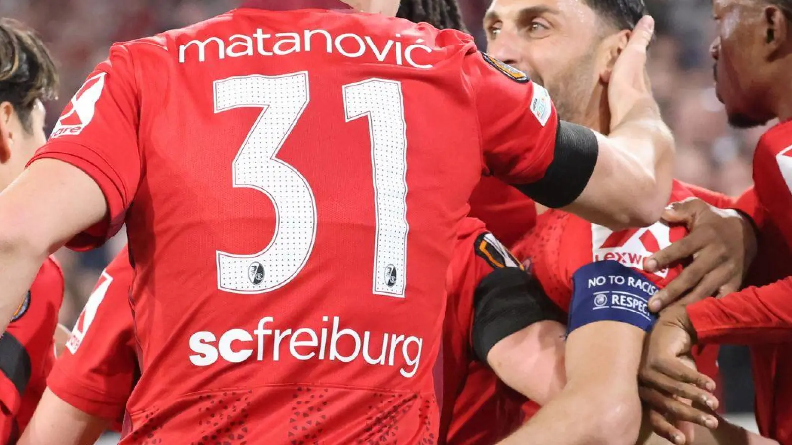 Umjubelter Torschütze: Freiburgs Vincenzo Grifo (2.v.r.). (Foto: Philipp von Ditfurth/dpa)