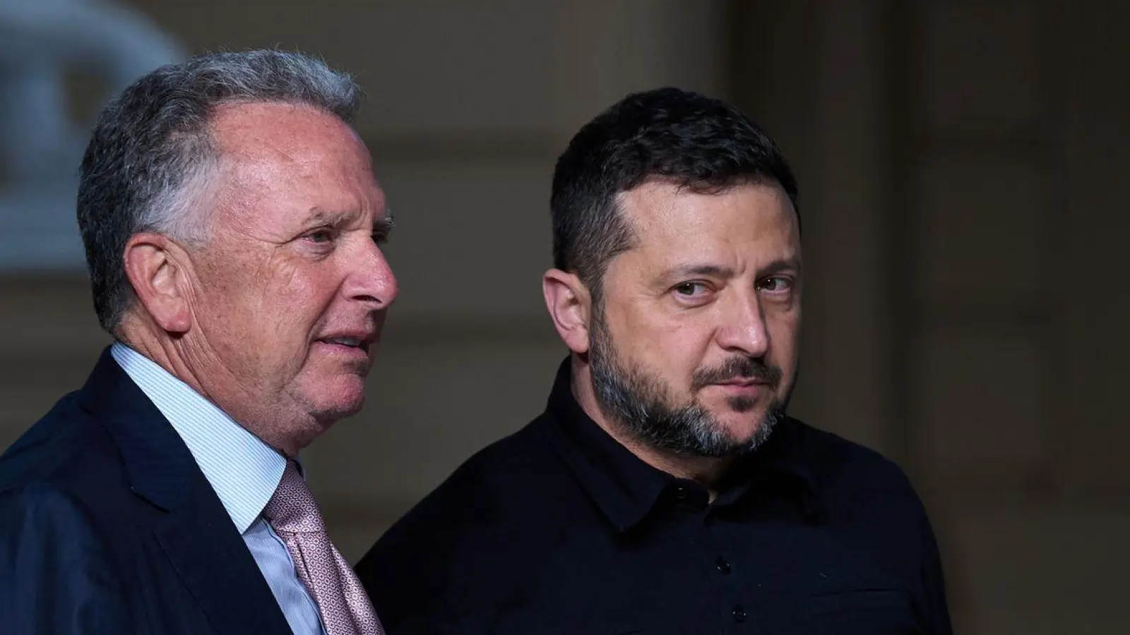 Im Scherz meinte Selenskyj, die Anwesenheit Witkoffs und Kushners habe „besser funktioniert als die Patriot-Flugabwehrsysteme“.  (Foto: Francisco Seco/AP/dpa)