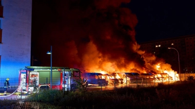 Fast 100 Einsatzkräfte sind bei der Brandbekämpfung zum Einsatz gekommen.  (Foto: Michael Ukas/dpa)
