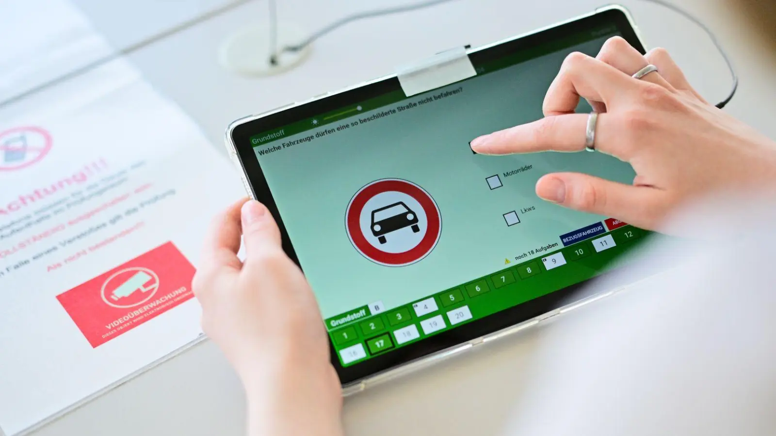 In mehr als jedem dritten Fall kamen Gadgets wie etwa Mini-Kameras oder kleine Ohrhörer zum Einsatz. (Symbolbild) (Foto: Sebastian Gollnow/dpa)