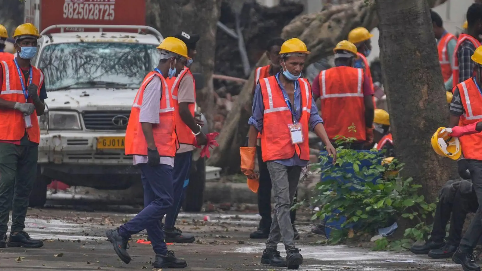 Arbeiter sind an der Absturzstelle im Einsatz. (Foto: Rafiq Maqbool/AP/dpa)