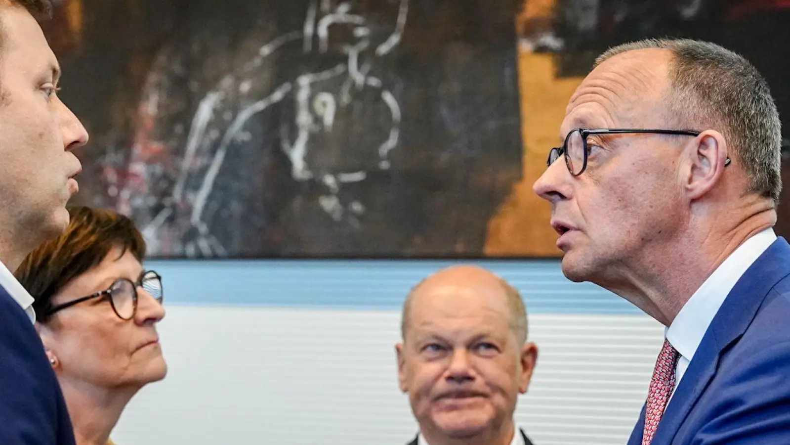 Merz besuchte am Abend vor der Kanzler-Wahl die SPD-Fraktion.  (Foto: Kay Nietfeld/dpa)