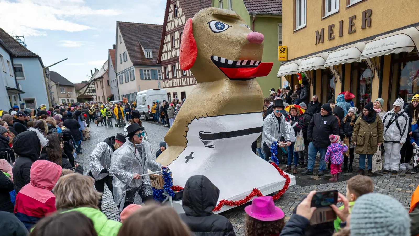 Durch die Straßen von Markt Erlbach rollte ein bunter Faschingsumzug mit kreativen Kostümen, schrillen Wagen und bester Partylaune. (Foto: Mirko Fryska)