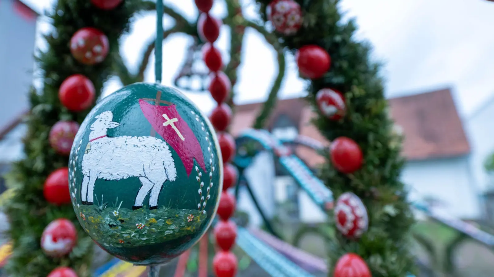 Die Eier an den Osterbrunnen sind oft kunstvoll verziert. (Archivbild) (Foto: Pia Bayer/dpa)