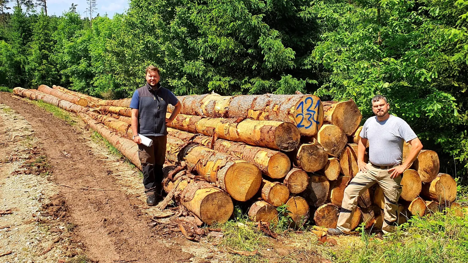 Die Holzvermarktung gehört zu den Kernaufgaben der Waldbauernvereinigung. Es werden aber auch Informationsveranstaltungen etwa zu Fragen des Waldumbaus angeboten. Unser Foto entstand bei einem Ortstermin im Wald und zeigt Philipp Falk, Geschäftsführer der Waldbauernvereinigung (links), mit Holzeinkäufer Jürgen Prechter. (Archivfoto: Christoph Tippl)