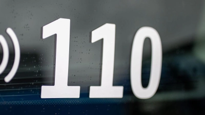 Der couragierte Helfer wählte den Notruf. (Symbolbild) (Foto: Daniel Karmann/dpa)