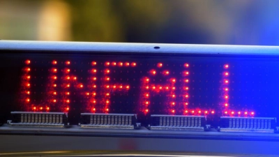 Nach einem Unfall ist die Bundesstraße voll gesperrt. (Symbolbild) (Foto: Stefan Puchner/dpa)
