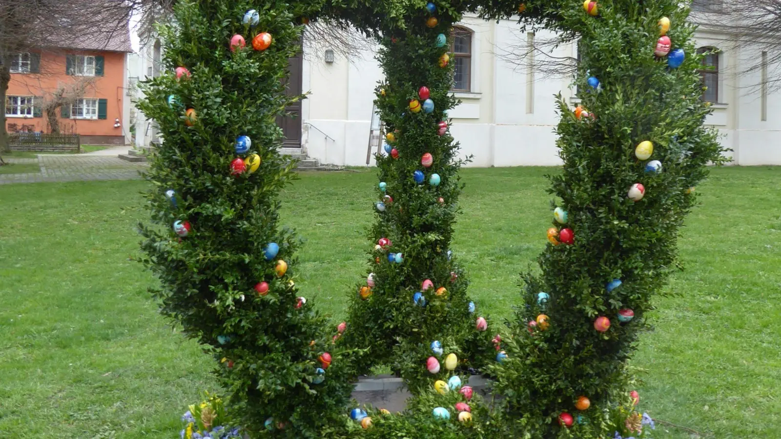 Auch am Kirchenvorplatz in Unterschwaningen steht eine sehenswerte Osterkrone. Geschmückt hat sie der örtliche Obst- und Gartenbauverein.  (Foto: Walter Oberhäußer )