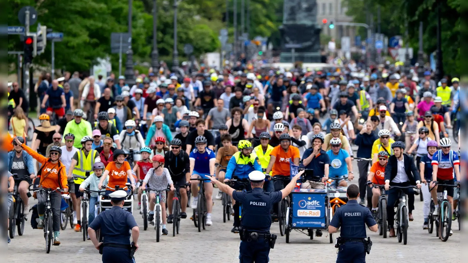 6.500 Menschen nahmen laut Polizei an der Fahrt teil.  (Foto: Sven Hoppe/dpa)
