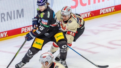 Josef Eham (r) bleibt ein Ice Tiger. (Foto: Andreas Gora/dpa)