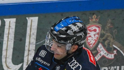 Kenny Agostino (r) bleibt in Ingolstadt. (Foto: Armin Weigel/dpa)