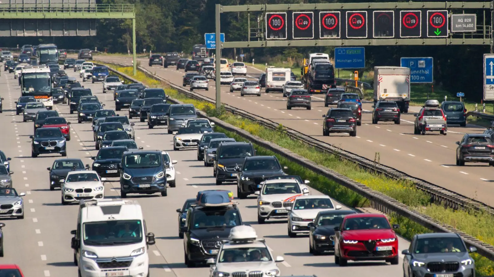 Auch auf der Autobahn 8 rechnet der ADAC wieder mit viel Verkehr rund um den Feiertag. (Archivbild) (Foto: Stefan Puchner/dpa)