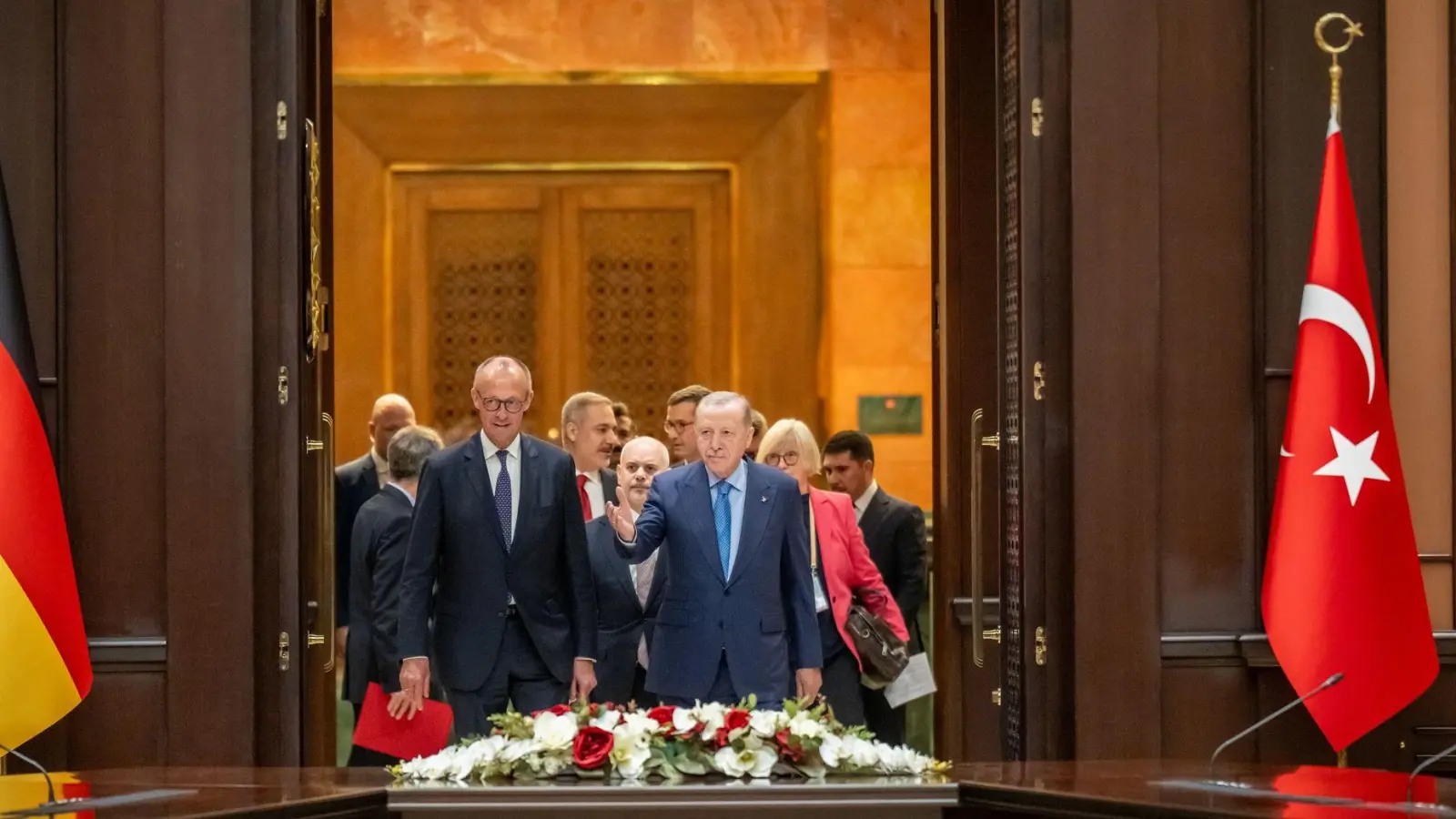 Bundeskanzler Friedrich Merz kommt neben Recep Tayyip Erdoğan, Präsident der Türkei, zu einem Gespräch im Präsidentenpalast.  (Foto: Michael Kappeler/dpa)