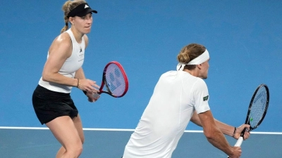 Angelique Kerber und Alexander Zverev verloren knapp das entscheidende Doppel. (Foto: Rick Rycroft/AP/dpa)