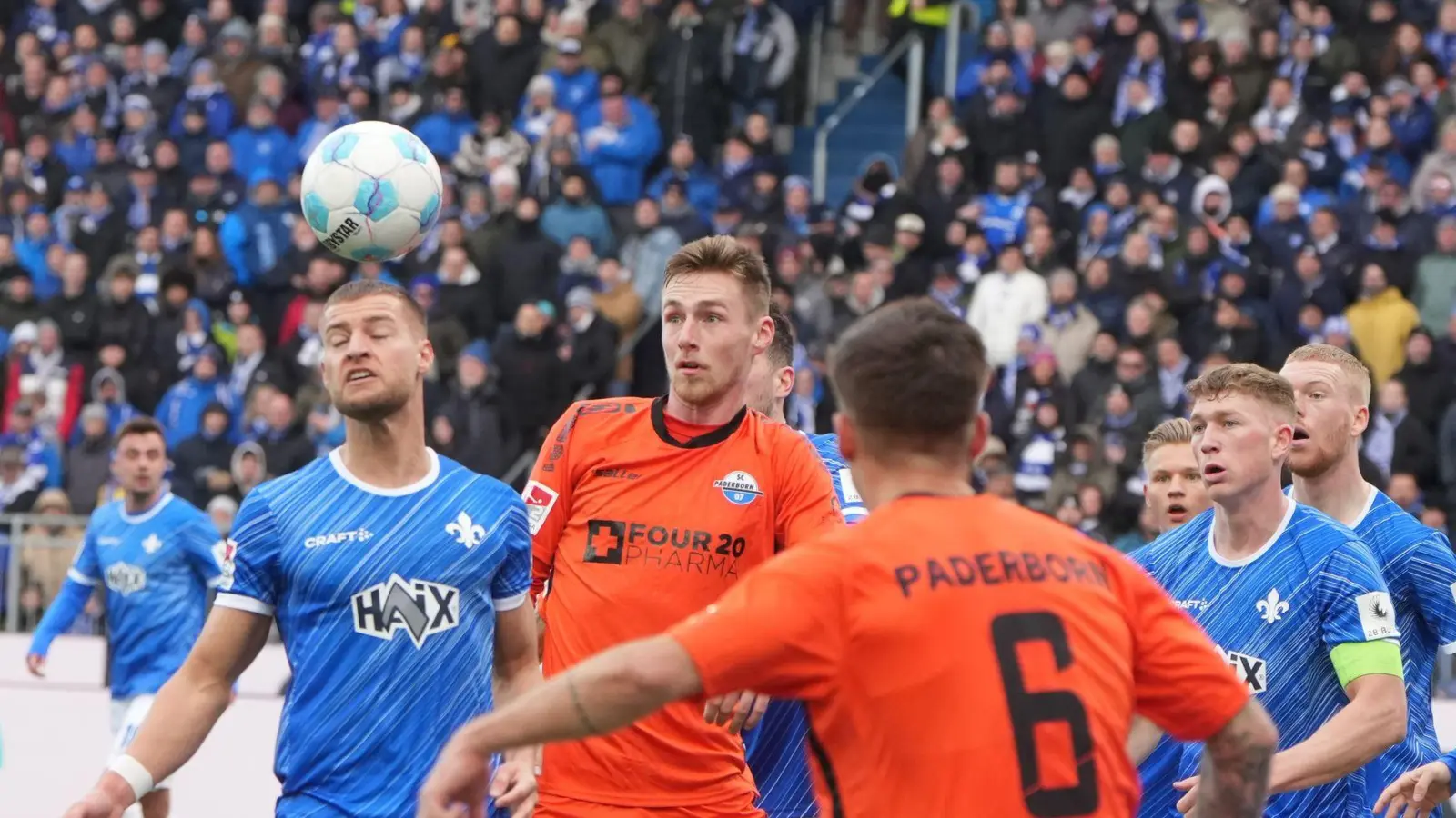 Der SV Darmstadt 98 (blau) und der SC Paderborn lieferten sich ein umkämpftes Duell mit nur wenigen Höhepunkten. (Foto: Thomas Frey/dpa)