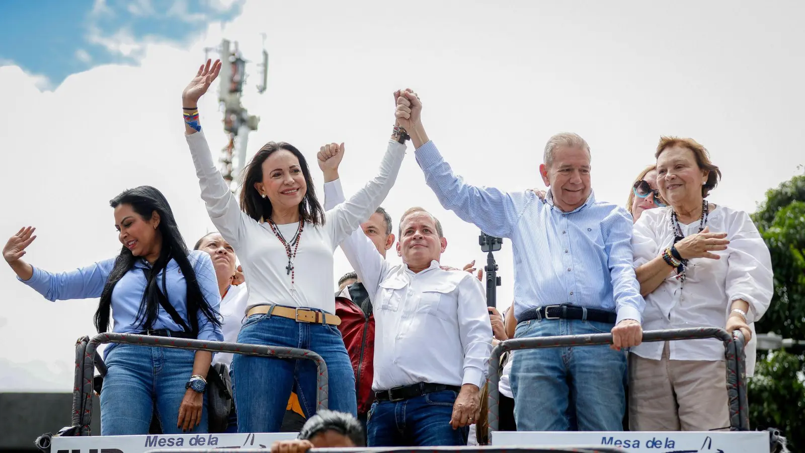 Oppositionsführerin Machado (links in der ersten Reihe) wirft Maduros Regierung Mord und Entführung vor.. (Foto: Jeampier Arguinzones/dpa)