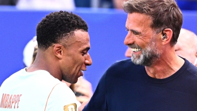 Omnipräsent bei der WM: Jürgen Klopp mit Frankreichs Topstar Kylian Mbappé.   (Foto: Tom Weller/dpa)